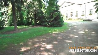 Блондинка с первым размером груди сношается с мужчиной на большом крыльце виллы