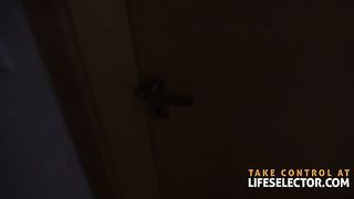 Посетительницы спа салона обслуживают своими дырками охранника