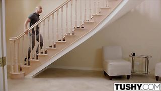 Подсмотрел как мастурбирует падчерица с татуировкой на киске и помог ей кончить